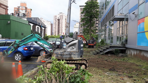 新竹東區小型怪手挖土機